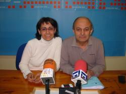 Los concejales populares, Sonia MartÃ­nez y Alonso PÃ©rez, durante la rueda de prensa