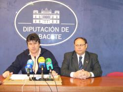 El portavoz popular, Antonio Serrano y el diputado provincial, Fidel-Reyes Aparicio durante la rueda de prensa