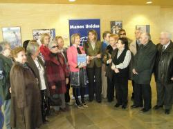 MarÃ­a Dolores Cospedal, con los voluntarios de Manos Unidas.