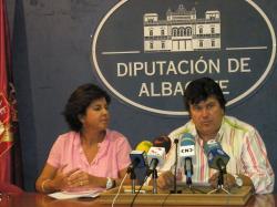 Mari Carmen MartÃ­n y Antonio Serrano, en la rueda de prensa.