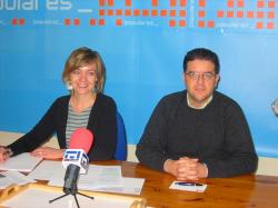 Inmaculada LÃ³pez y Juan Antonio Moreno, en la sede del PP de HellÃ­n.