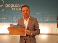 Martínez muestra una siembra de cebada, arrasada por los conejos, en Cenizate.