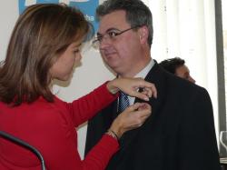 FermÃ­n CerdÃ¡n recibe de manos de Cospedal la insignia.