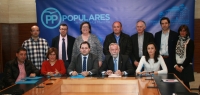 Francisco Núñez y Jaime Ramos, junto a un ramillete de alcaldes del PP de Castilla-La Mancha.