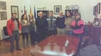 Isabel Serrano y Juan Marcos Molina con militantes del PP de Alcaraz.