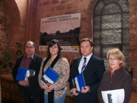 José Luis Teruel, junto a la alcaldesa de Alcaraz, Lourdes Cano, y cargos públicos del PP.