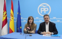 Tania Andicoberry y Juan Antonio Moreno, en la sede del PP de Almansa.