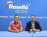 Mateo Torres y Juan Antonio Moreno, en la sede del PP de Almansa.