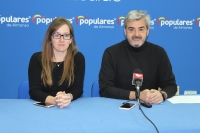 Tania Andicoberry y Ramón Rodríguez, en la sede del PP de Almansa.