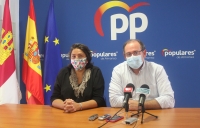 Cesáera Arned y Javier Sánchez Roselló, en la sede del PP de Almansa.