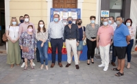 Mesa de recogida de firmas en Almansa con la Junta Local del PP.