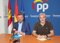 Juan Antonio Moreno y Ramón Rodríguez, en la sede del PP de Almansa.