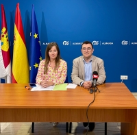 Tania Andicoberry y Longinos Marí, en la sede del PP de Almansa.