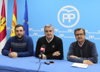 Francisco Millán, Ramón Rodríguez y José Serrano, en la sede del PP de Almansa.
