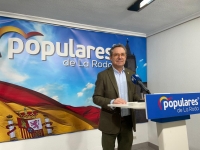Antonio Martínez, en la sede del PP de La Roda.