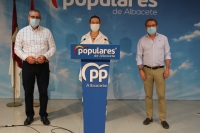 Anta Guarinos, en la sede del PP de Albacete, junto a Vicente Aroca y Antonio Martínez.