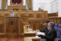 Antonio Martínez, durante su intervención en el Pleno de las Cortes regionales.