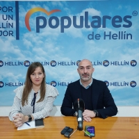 Tania Andicoberry y Armentario López, en la sede del PP de Hellín.