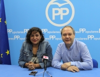 Cesárea Arnedo, junto a José Antonio Gil, de la Ejecutiva del PP de Almansa.