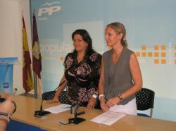 CesÃ¡rea Arnedo y Carmen Casero, en la sede del PP.