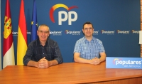 Vicente Aroca, junto a Longinos Marí, en la sede del PP de Almansa.