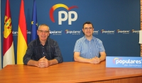 Vicente Aroca, junto a Longinos Marí, en la sede del PP de Almansa.