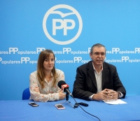 El senador Vicente Aroca, en la sede del PP de Almansa, junto a Tania Andicoberry.