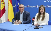 Vicente Aroca y Tania Andicoberry, en la sede del PP de Almansa.