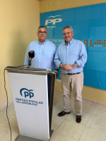 Bernardo Ortega y Santiago Lucas Torres, en la sede del PP de Villarrobledo.