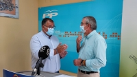 Bernardo Ortega y Vicente Aroca, en la sede del PP de Villarrobledo.