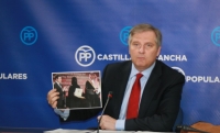 Cañizares, en rueda de prensa, enseña la foto.