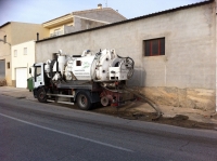 Trabajos de la empresa en Ontur para solucionar el atasco en la red de aguas.