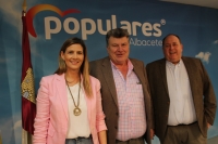 Carolina Agudo, junto a Antonio Serrano y Juan Ángel Martínez.