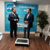Moisés López y Juan Antonio Moreno, en la sede del PP de Caudete.