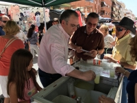 Vicente Aroca, en el mercadillo de Caudete, junto a José Miguel Mollá.
