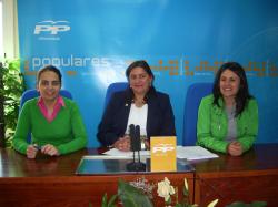 BelÃ©n Torres, CesÃ¡rea Arnedo y Amalia GutiÃ©rrez, en la sede de Villarrobledo.