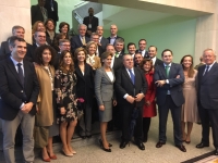La flamante ministra de Defensa, María Dolores Cospedal, junto a los parlamentarios de CLM, en la toma de posesión.