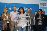 Delfina Molina, en la sede del PP de La Roda, junto al Comité Local y la secretaria regional del PP-CLM, Carolina Agudo.