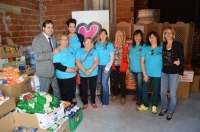 Entrega solidaria de alimentos en el almacén de Cruz Roja de Almansa.