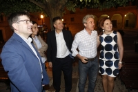 Junto a la candidata en El Bonillo, Ester Cabezuelo.