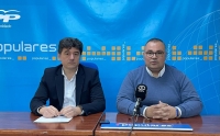 Francisco Navarro y Bernardo Ortega, en la sede del PP de Villarrobledo.