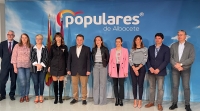 La vicesecretaria nacional de Políticas Sociales, Carmen Navarro, junto al presidente provincial Manuel Serrano y concejales del Grupo Popular en el Ayuntamiento de Albacete