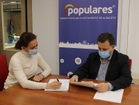 El portavoz del Grupo Popular, Manuel Serrano, y la concejal Rosa González de la Aleja