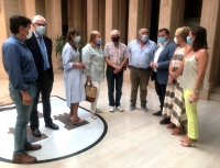 Manuel Serrano y los concejales del Grupo Popular junto al presidente de la AAVV de Barrio-Sepulcro, Manuel Matías