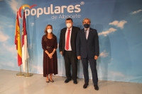 La diputada nacional Carmen Navarro junto a los senadores Antonio Serrano y Ramón Rodríguez durante la rueda de prensa ofrecida en la sede del PP de Albacete