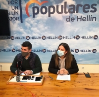 El presidente de NNGG de Albacete, Juan Carlos González, y la concejal del Grupo Popular de Hellín, Miriam García, durante la rueda de prensa ofrecida en esta localidad