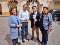 El diputado regional Vicente Aroca y la diputada provincial Cesárea Arnedo, junto al alcalde de Caudete y presiente local, Moisés López, durante la rueda de prensa ofrecida en la localidad