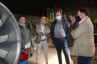 Manuel Serrano durante su visita a la empresa 'Agrifercan' en Casas de Juan Núñez