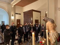 Manuel Serrano durante su visita a la parroquia de Fátima con motivo del Jueves Santo