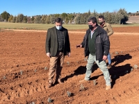 Manuel Serrano durante su visita a la empresa ‘Esencias Naturales Hermanos Nieto’ en Ossa de Montiel